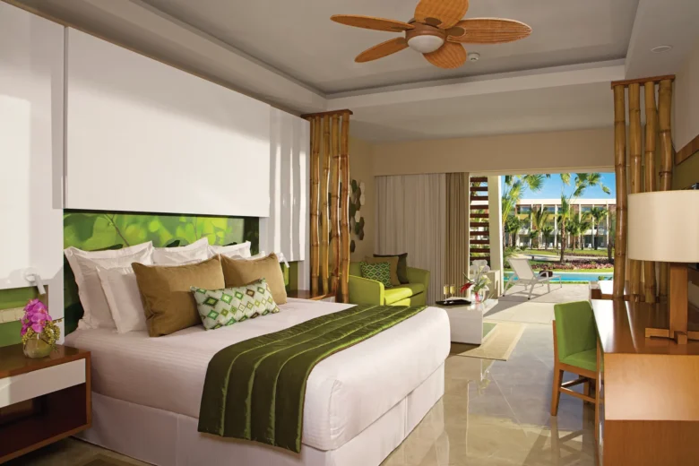 Preferred Club Junior Suite Swim-Up with king bed and direct pool access terrace at Dreams Onyx Resort & Spa.