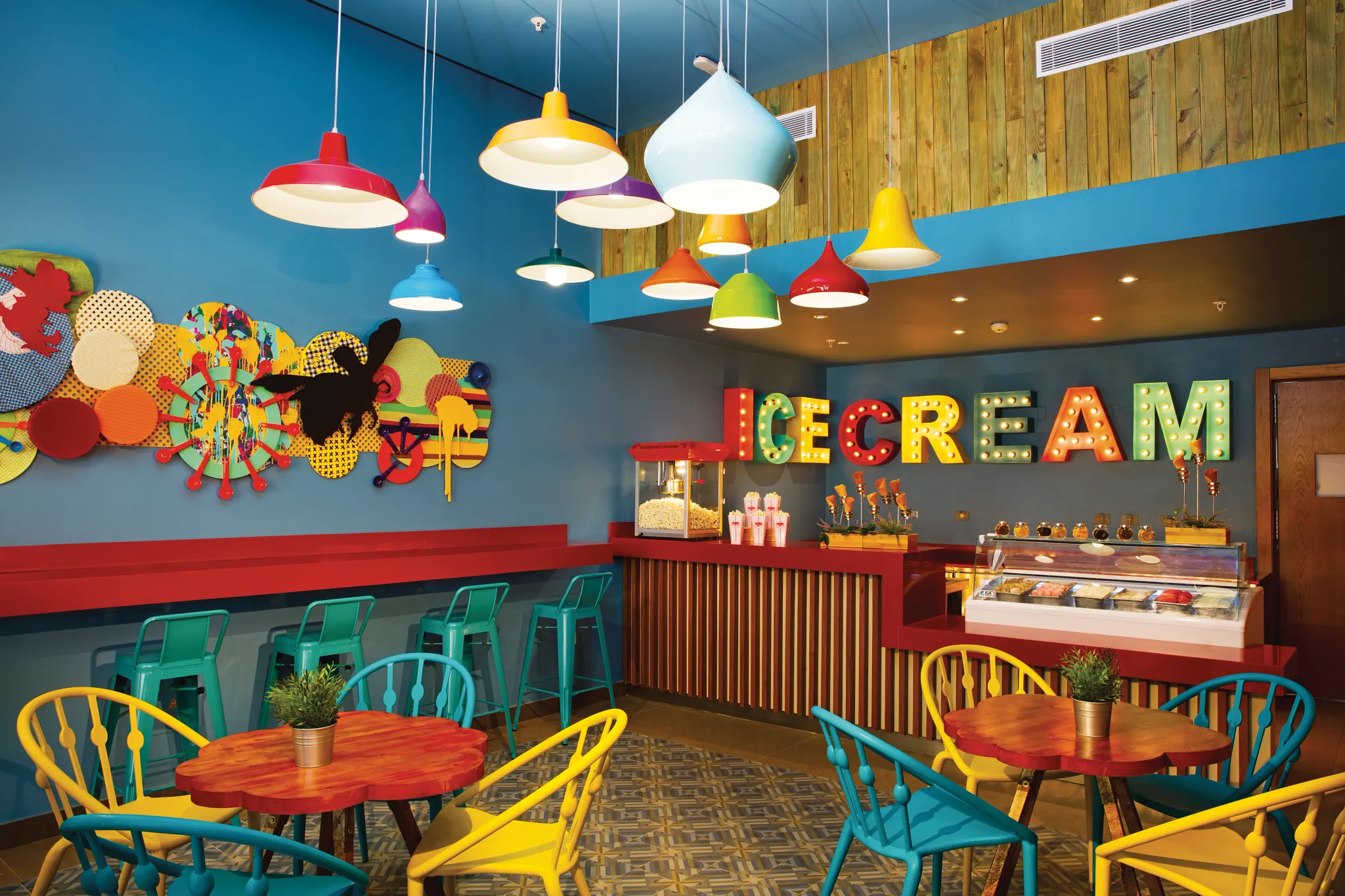Sundaez Ice Cream Parlor at Dreams Onyx Resort & Spa featuring a colorful dessert shop, sweet treats, and a casual family-friendly atmosphere.